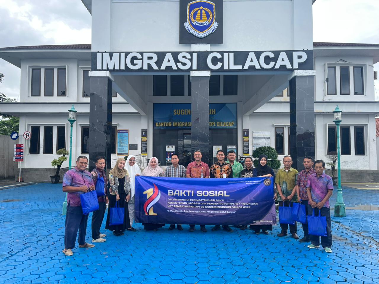 Kantor Imigrasi Cilacap Gelar Bakti Sosial, Wujud Kepedulian kepada Pengemudi Ojek Online dan Warga Sekitar